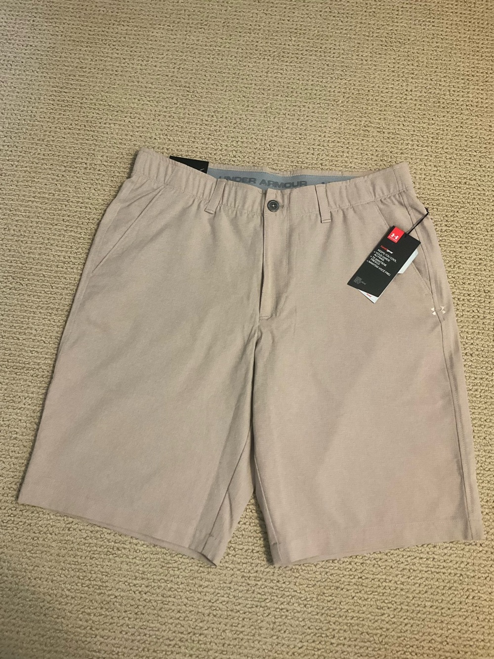 Under Armour Men's Beige Heatgear Performance Golf Shorts Size 34” Waist NWT